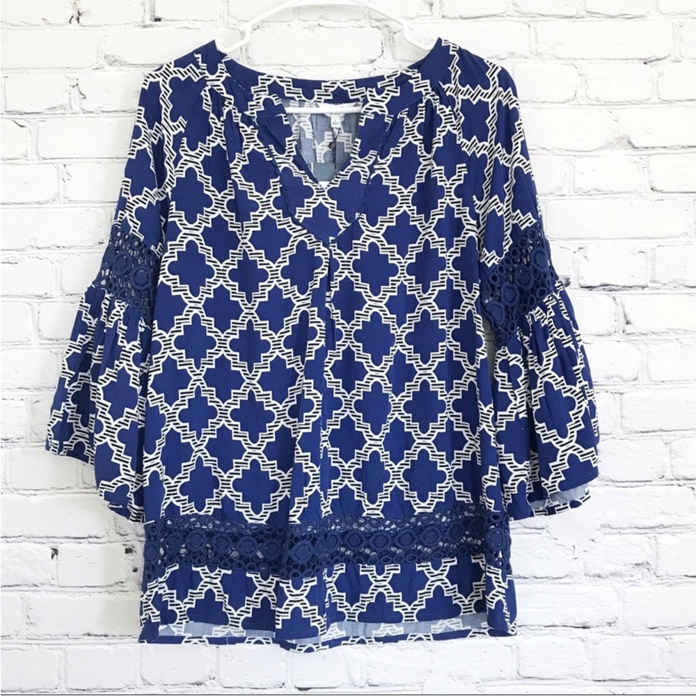 New Crown & Ivy Blue & White Top Geometric Flutter Cuff Size Small